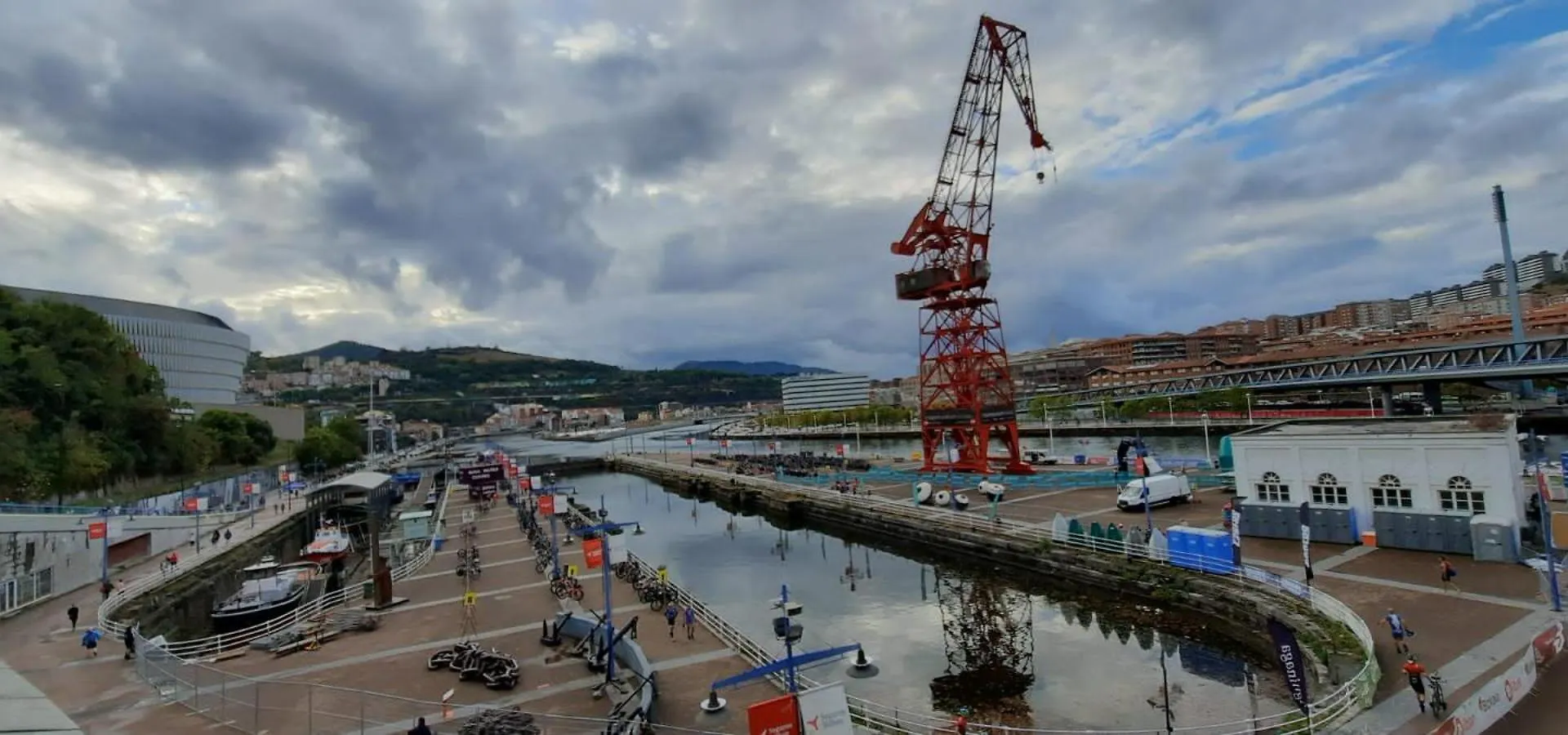 Bilbao, A Un Paso.アパートメント 0*, ビルバオ スペイン